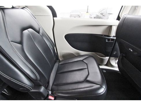 Used 2023 Chrysler Pacifica Touring-L image 11