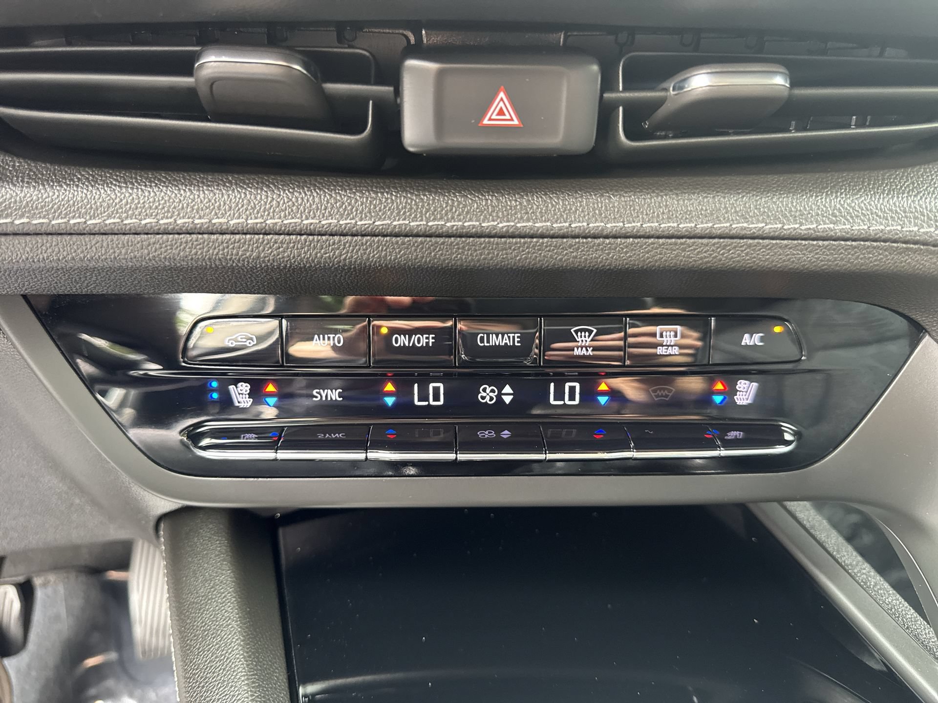 Certified 2022 Buick Envision Avenir w/ Technology Package II AWD/4WD image 17