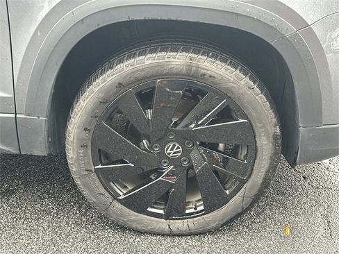 Certified 2024 Volkswagen Taos SE image 12
