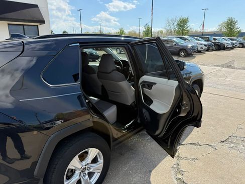 Used 2021 Toyota RAV4 XLE AWD/4WD image 21