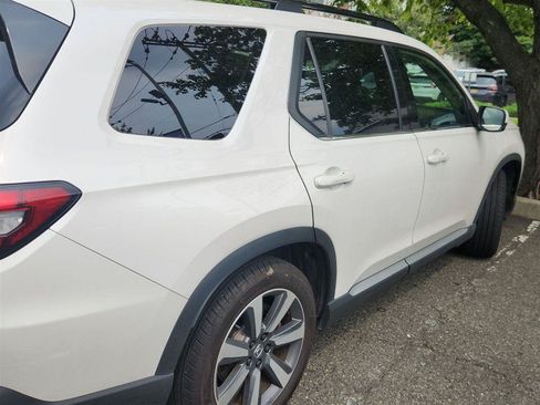 Used 2025 Honda Pilot Touring image 3