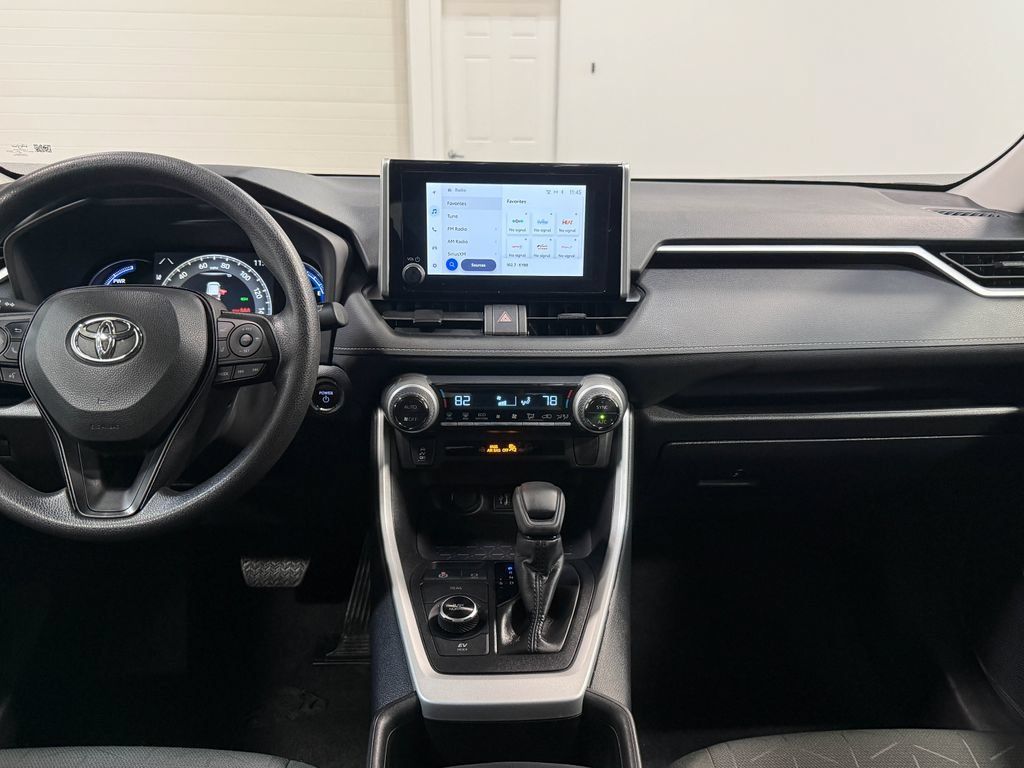 Used 2025 Toyota RAV4 XLE AWD/4WD image 18