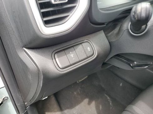 Used 2025 Hyundai Venue SEL FWD image 17