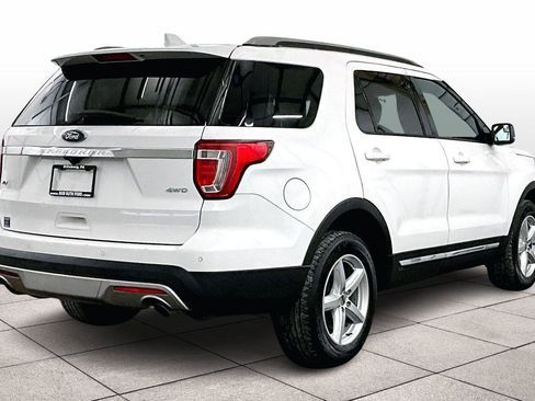 Used 2017 Ford Explorer XLT image 12
