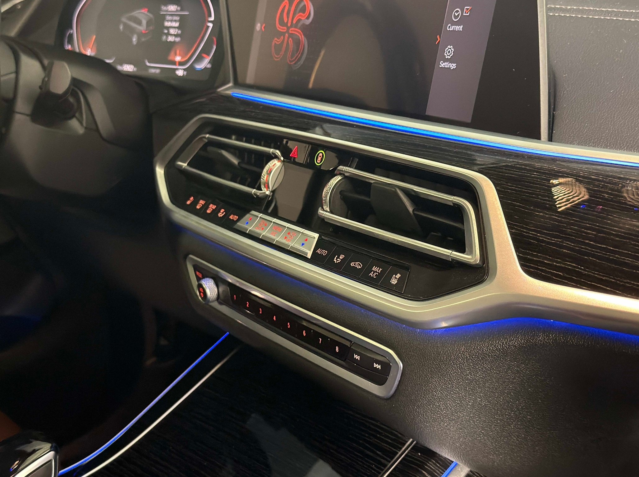 Used 2021 BMW X7 xDrive40i w/ M Sport Package AWD/4WD image 28