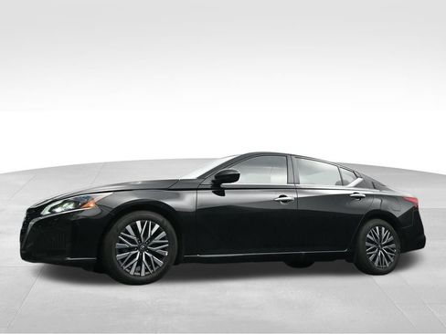 Used 2025 Nissan Altima 2.5 SV FWD image 34