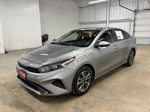 Used 2023 Kia Forte LXS w/ LXS Technology Package FWD image 3