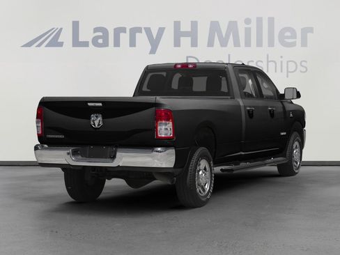 Used 2019 RAM 2500 Big Horn w/ Black Appearance Package AWD/4WD image 2