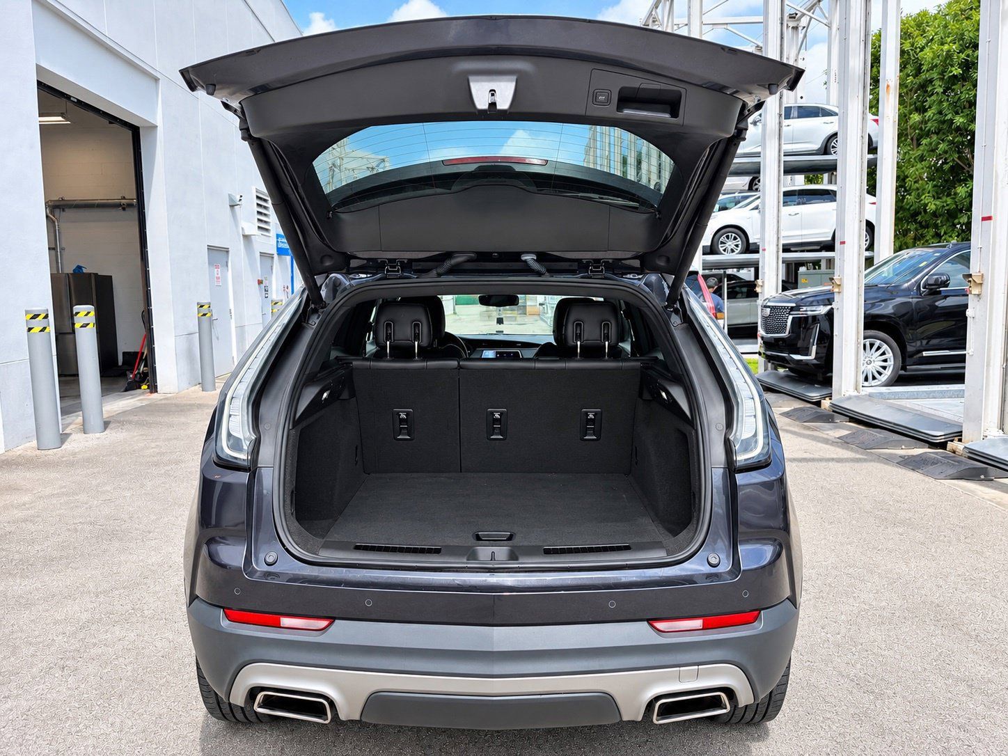Used 2022 Cadillac XT4 Premium Luxury w/ Enhanced Visibility Package FWD image 6