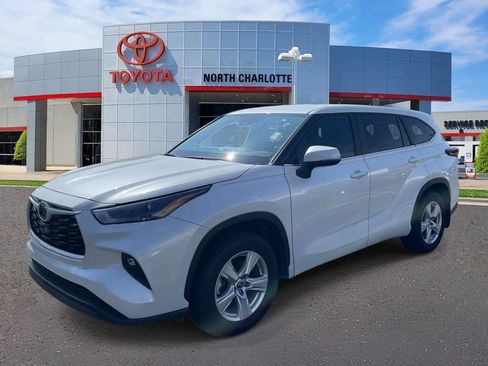 Used 2025 Toyota Highlander LE FWD image 5