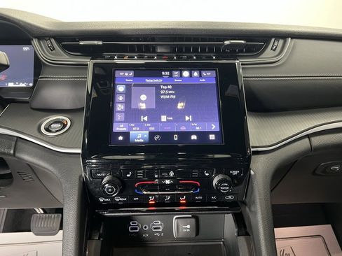 Used 2024 Jeep Grand Cherokee Altitude image 12