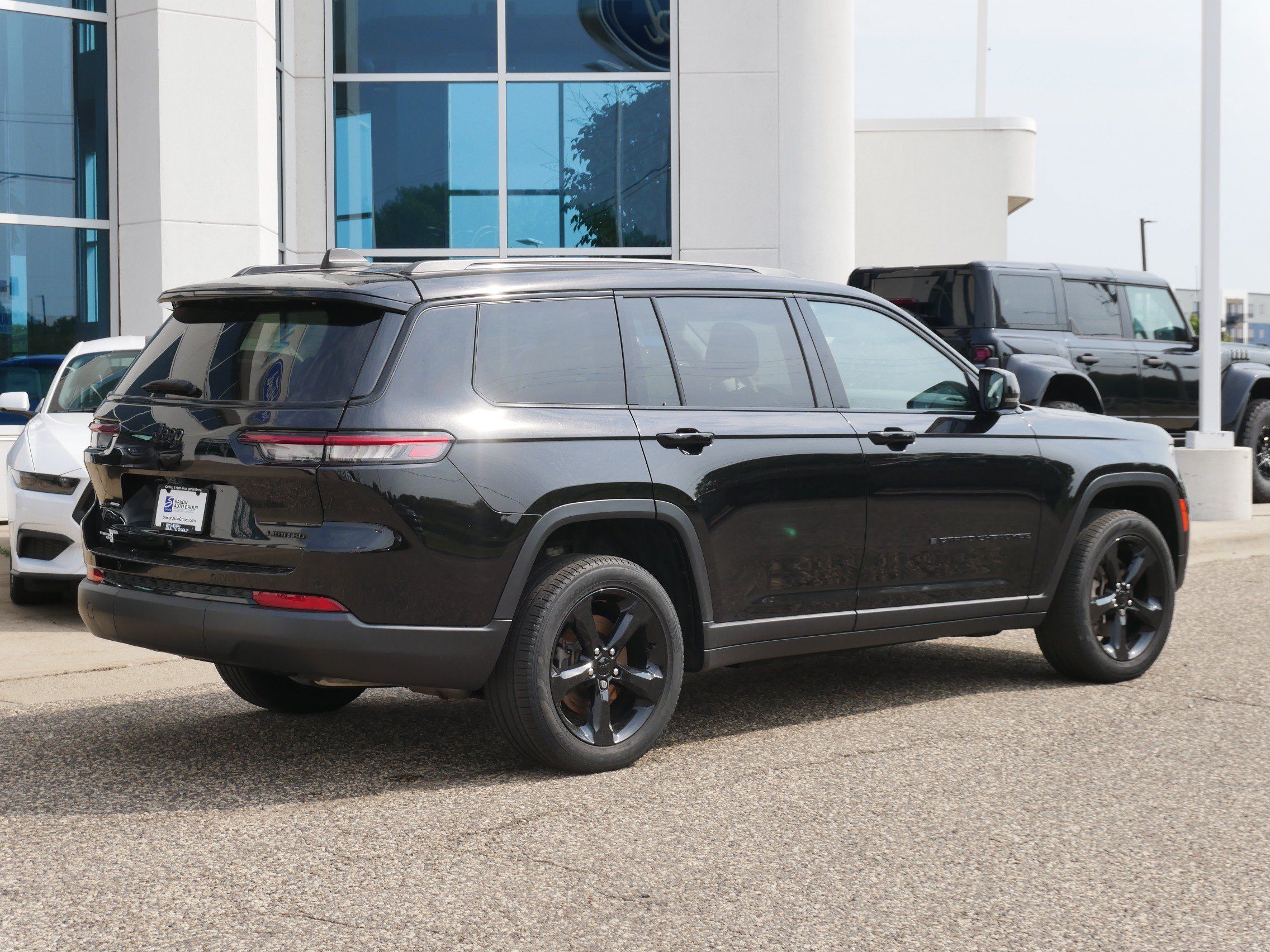 Used 2023 Jeep Grand Cherokee L Limited w/ Black Appearance Package AWD/4WD image 3