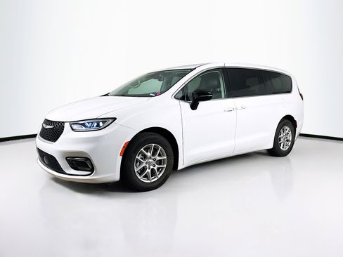 Used 2024 Chrysler Pacifica Touring-L image 4