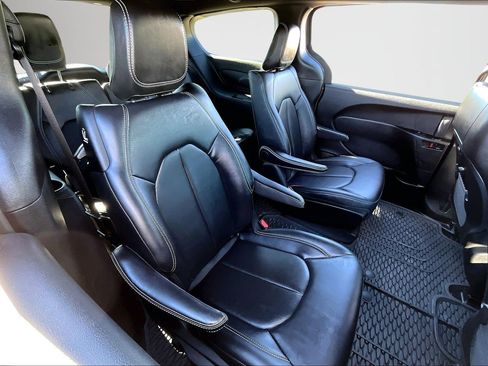 Used 2025 Chrysler Pacifica Select image 24