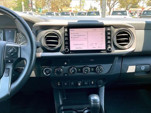 Used 2020 Toyota Tacoma TRD Off-Road w/ Technology Package AWD/4WD image 31