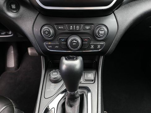 Used 2021 Jeep Cherokee Latitude Plus AWD/4WD image 18