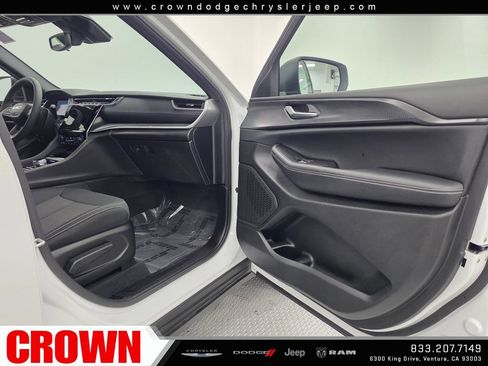 Used 2024 Jeep Grand Cherokee L Laredo AWD/4WD image 15