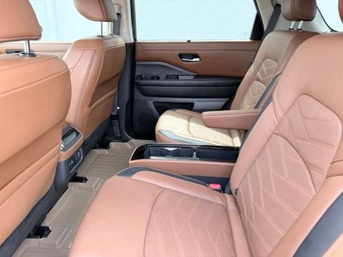 Used 2024 Nissan Pathfinder Platinum FWD image 15