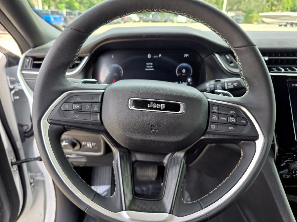 Used 2025 Jeep Grand Cherokee Laredo X w/ Luxury Tech Group I AWD/4WD image 17