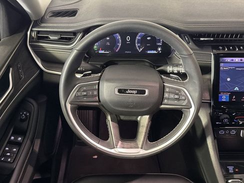 Used 2023 Jeep Grand Cherokee Limited image 27