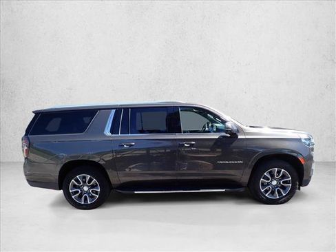 Used 2021 Chevrolet Suburban LT w/ LT Signature Package AWD/4WD image 5