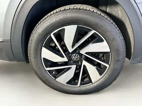 Used 2025 Volkswagen Atlas SE image 11
