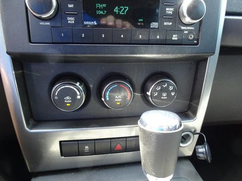Used 2011 Jeep Liberty Sport image 32