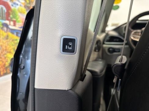 Used 2023 Chrysler Pacifica Touring-L FWD image 42