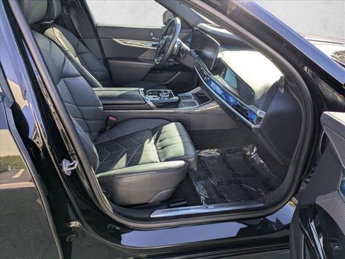 Used 2023 BMW 740i image 21