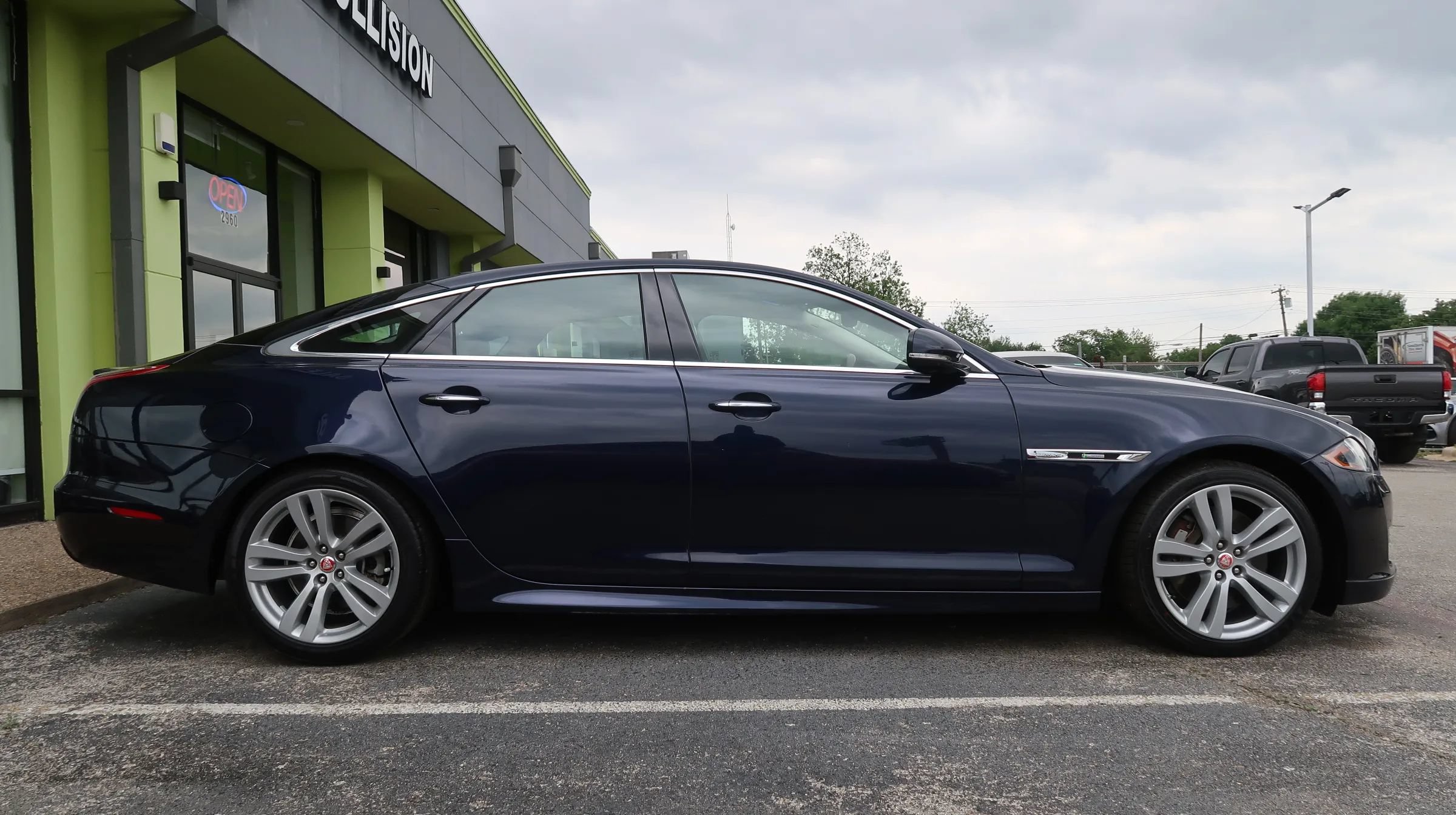 Used 2019 Jaguar XJ R-Sport RWD image 8
