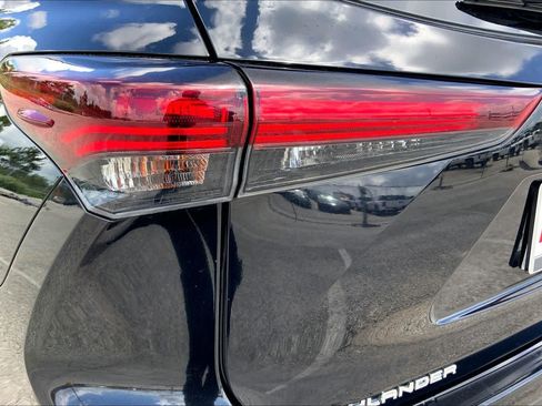 Used 2025 Toyota Highlander LE FWD image 28