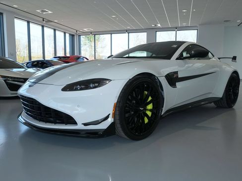 Used 2023 Aston Martin V8 Vantage Coupe RWD image 3