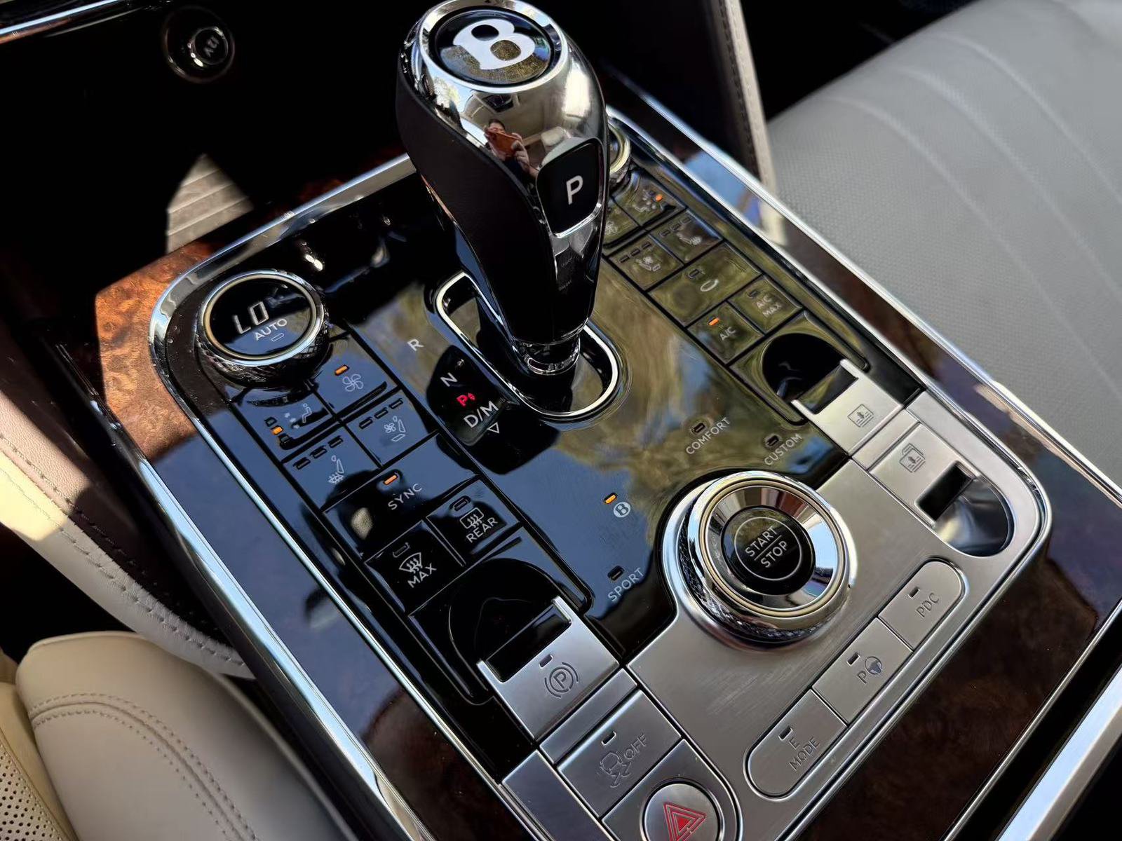 Used 2022 Bentley Flying Spur Plug-In Hybrid AWD/4WD image 22