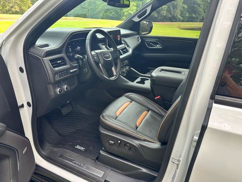 Used 2024 GMC Yukon XL AT4 w/ Technology Package AWD/4WD image 12