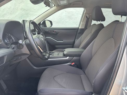 Used 2025 Toyota Highlander LE FWD image 28