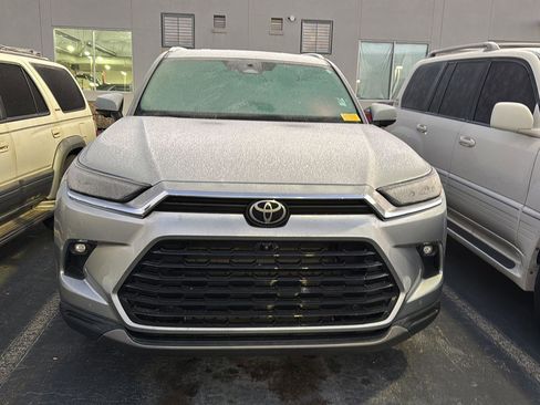 Used 2024 Toyota Grand Highlander Limited image 3