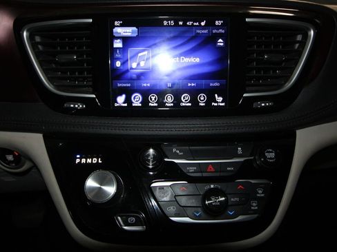 Used 2017 Chrysler Pacifica Limited w/ UConnect Theater Package image 14