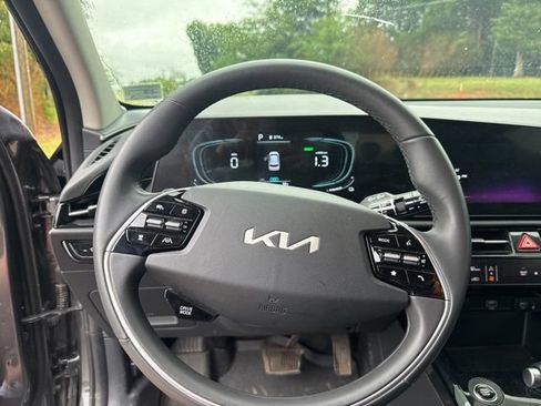 Used 2025 Kia Niro EX FWD image 10