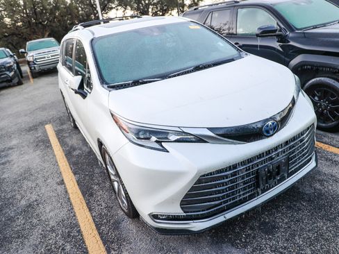 Used 2021 Toyota Sienna Platinum image 4