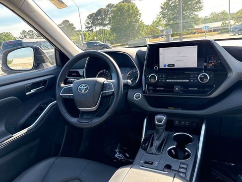 Used 2025 Toyota Highlander XLE FWD image 9