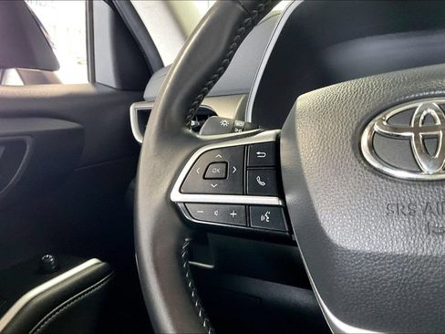 Used 2025 Toyota Highlander LE FWD image 8