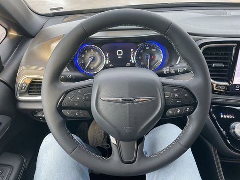 Used 2025 Chrysler Pacifica Limited image 26