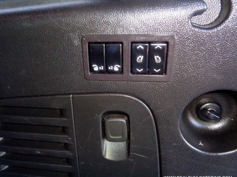 Used 2019 Chevrolet Suburban LT image 31