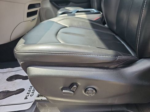 Used 2023 Chrysler Pacifica Touring-L FWD image 34