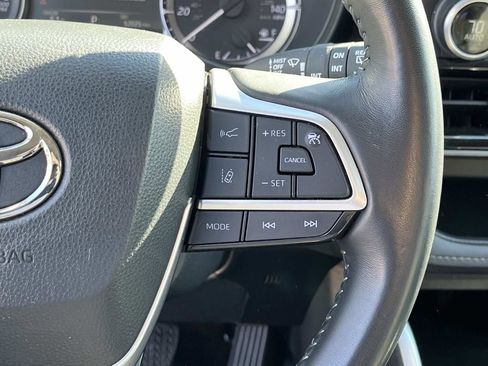 Used 2023 Toyota Highlander LE image 32
