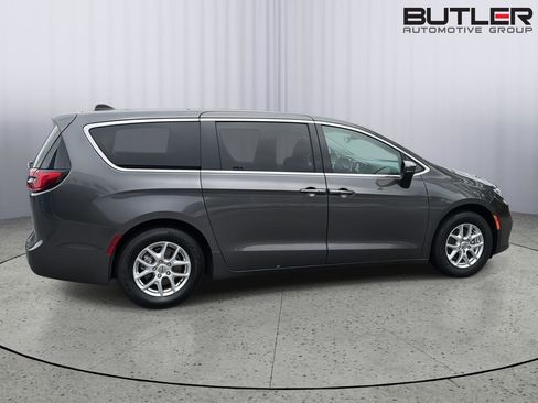 Used 2023 Chrysler Pacifica Touring-L FWD image 7