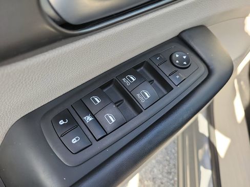 Used 2023 Chrysler Pacifica Touring-L FWD image 18