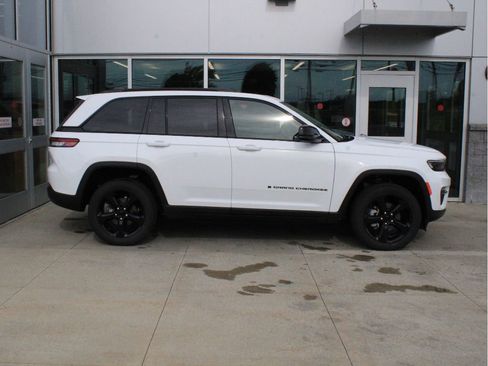 Used 2023 Jeep Grand Cherokee Limited w/ Black Appearance Package AWD/4WD image 4