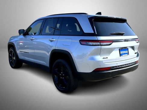 Used 2023 Jeep Grand Cherokee Altitude AWD/4WD image 7