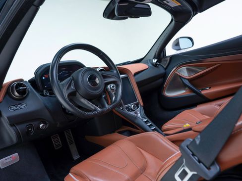 Used 2018 McLaren 720S Performance RWD image 2